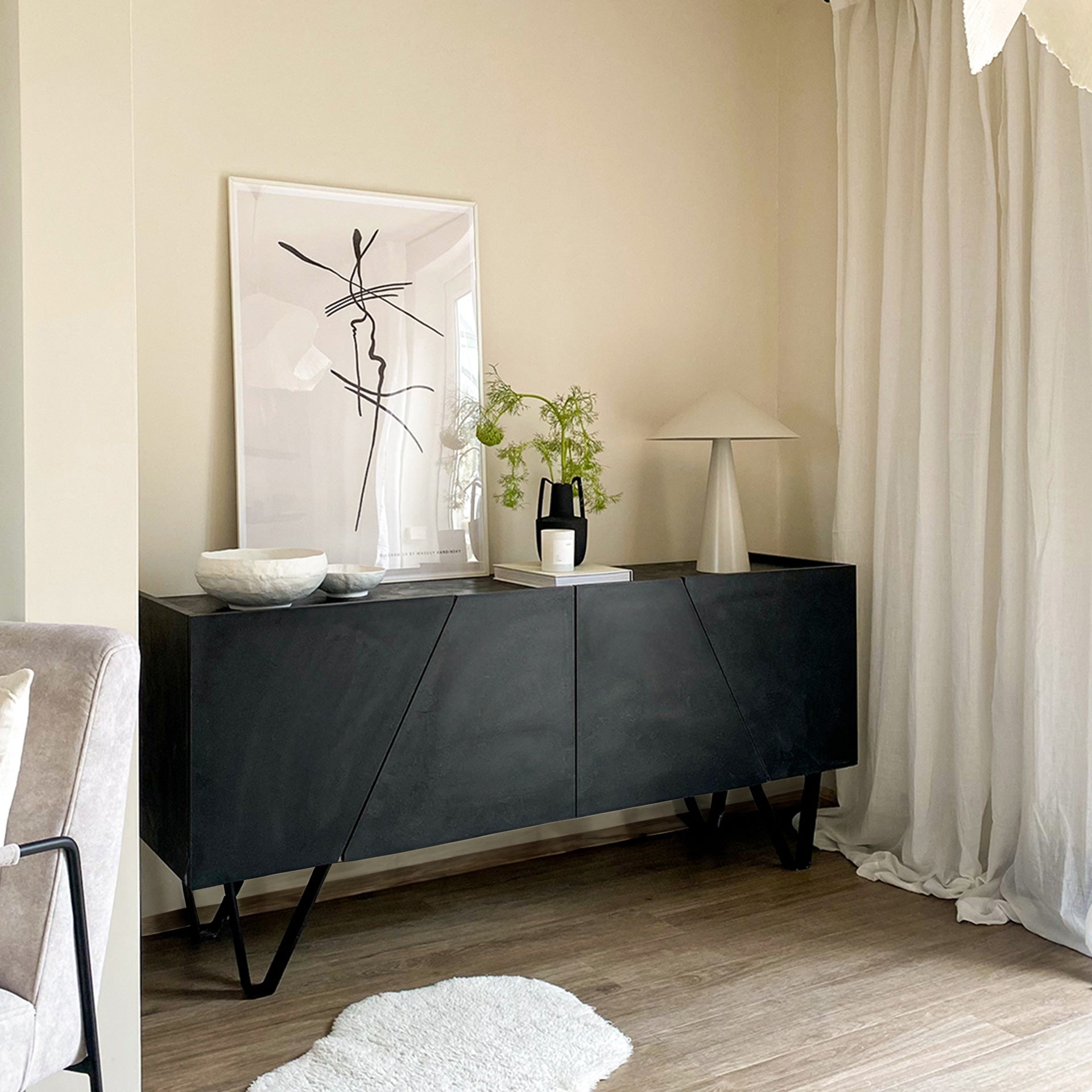 Madia-Buffet 4 ante Emma con gambe nere, Nero Cemento - Immagine ambientata 1