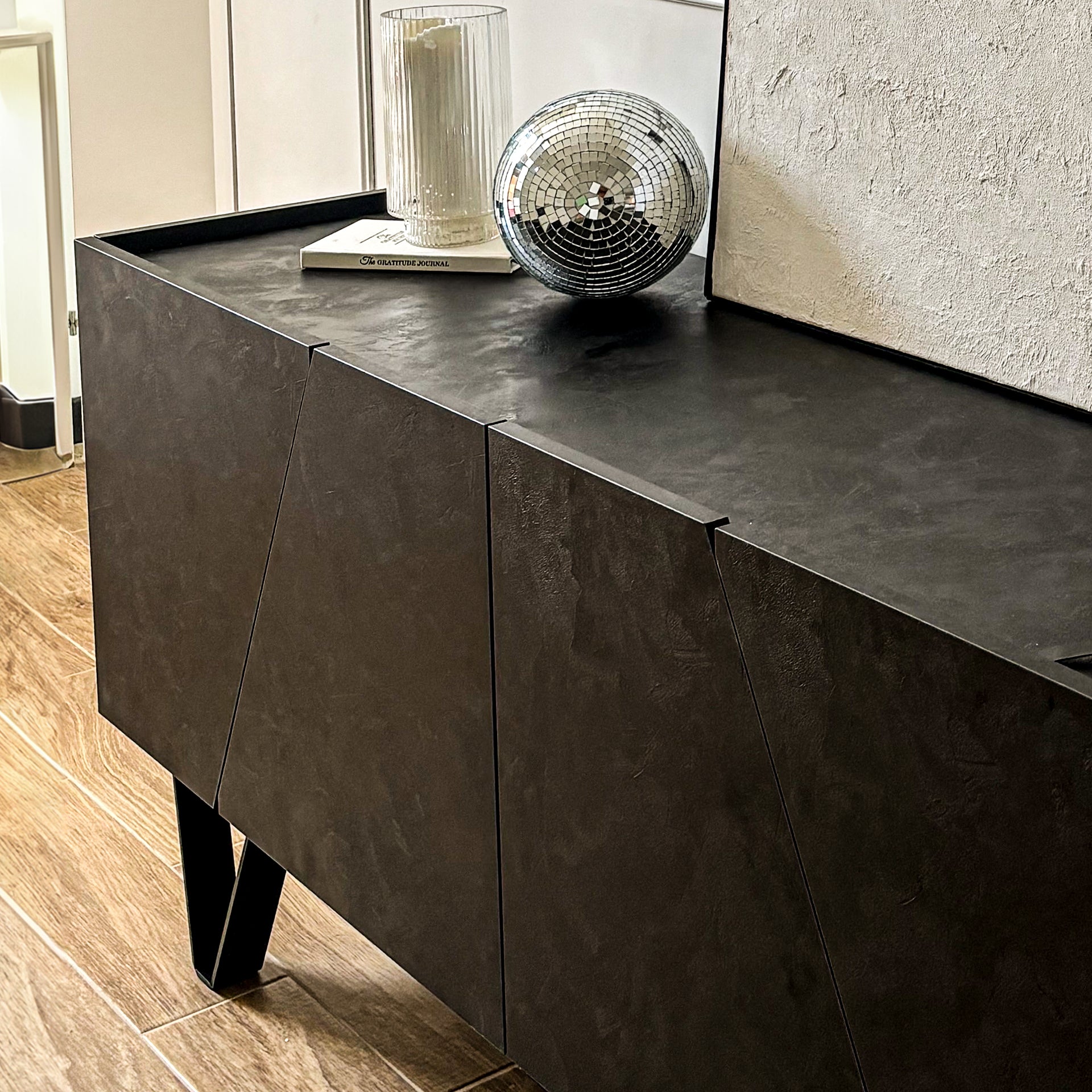 Madia-Buffet 4 ante Emma con gambe nere, Nero Cemento - Immagine ambientata 4