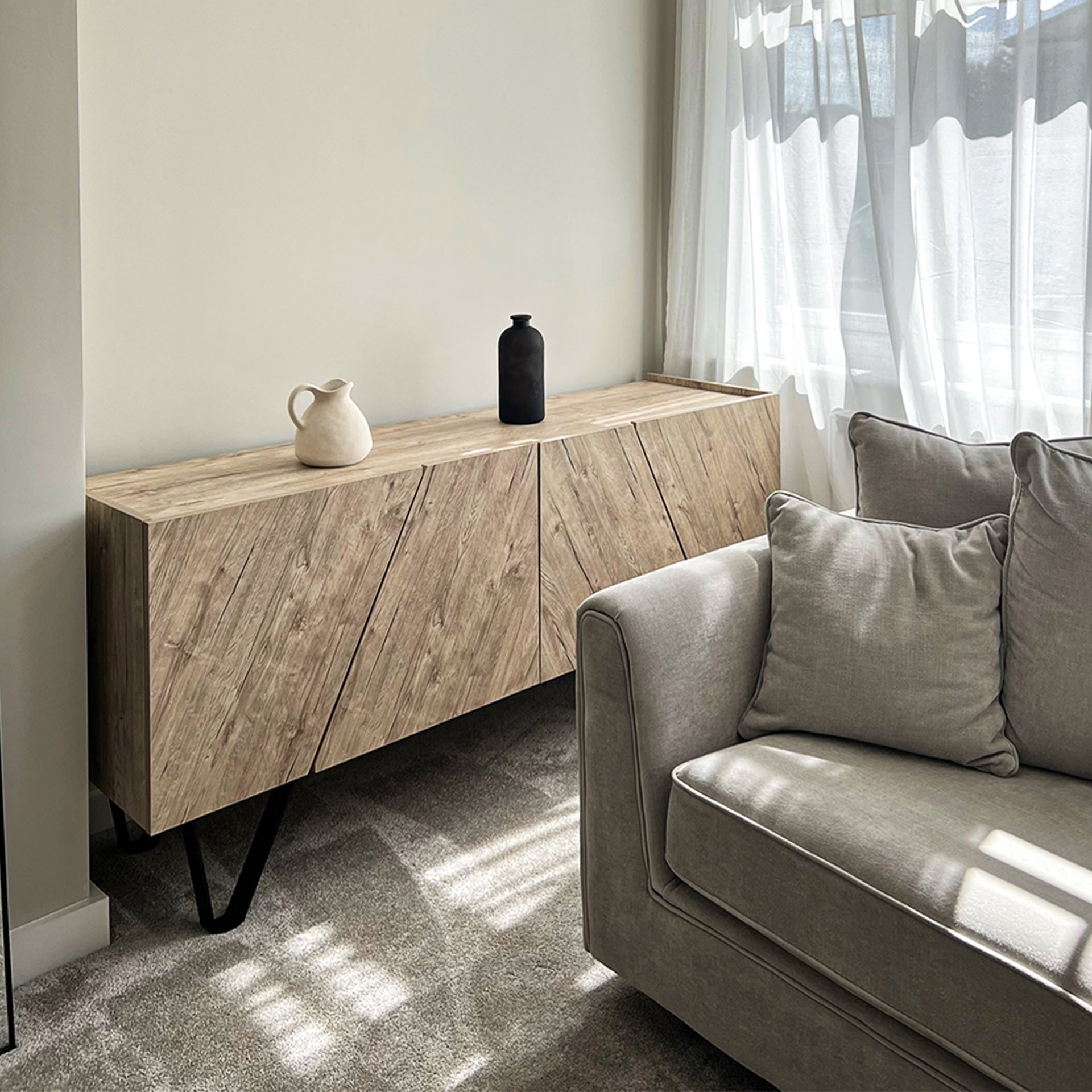 Madia-Buffet 4 ante Emma con gambe nere, Quercia - Immagine ambientata 1