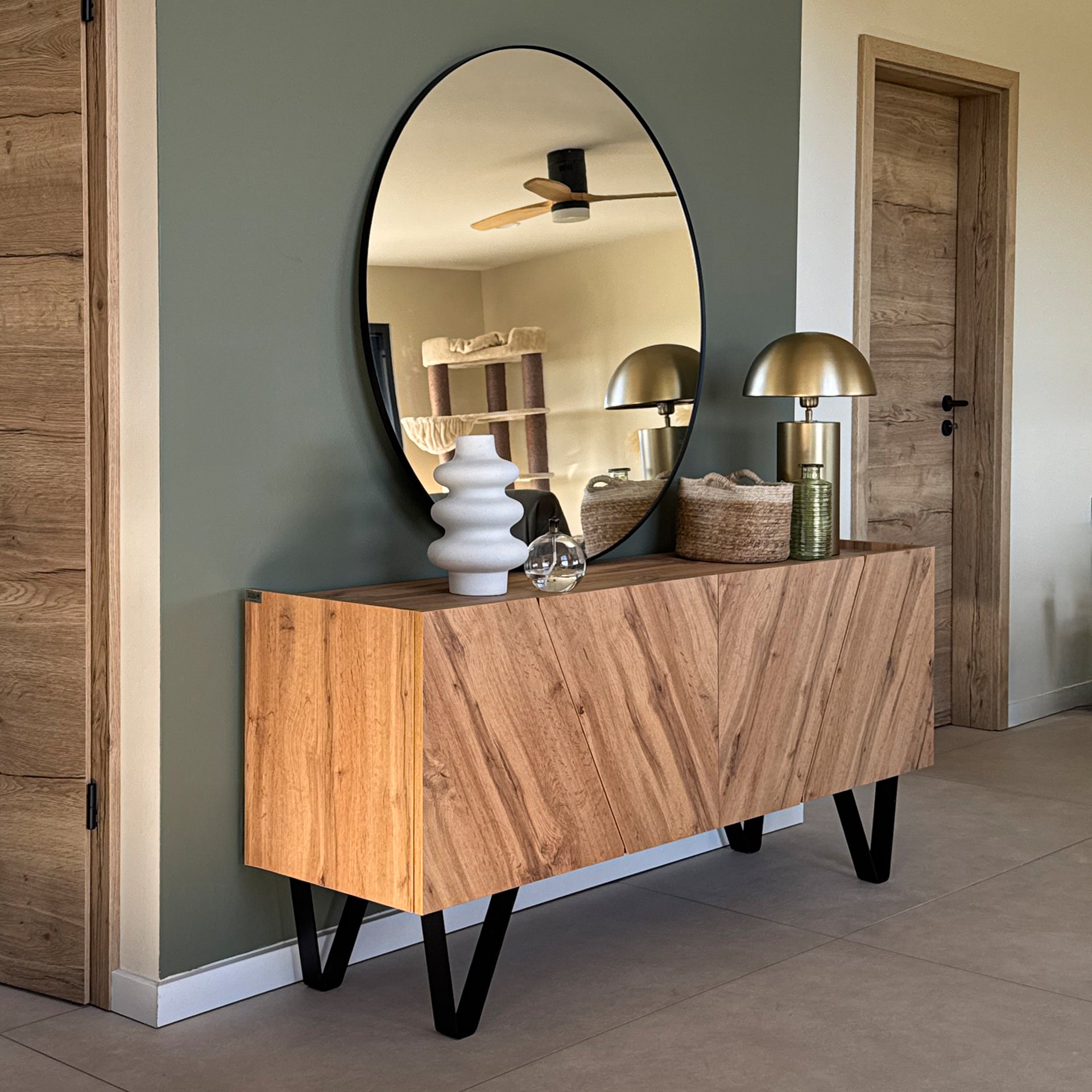 Madia-Buffet 4 ante Emma con gambe nere, Rovere Rustico - Immagine ambientata 1