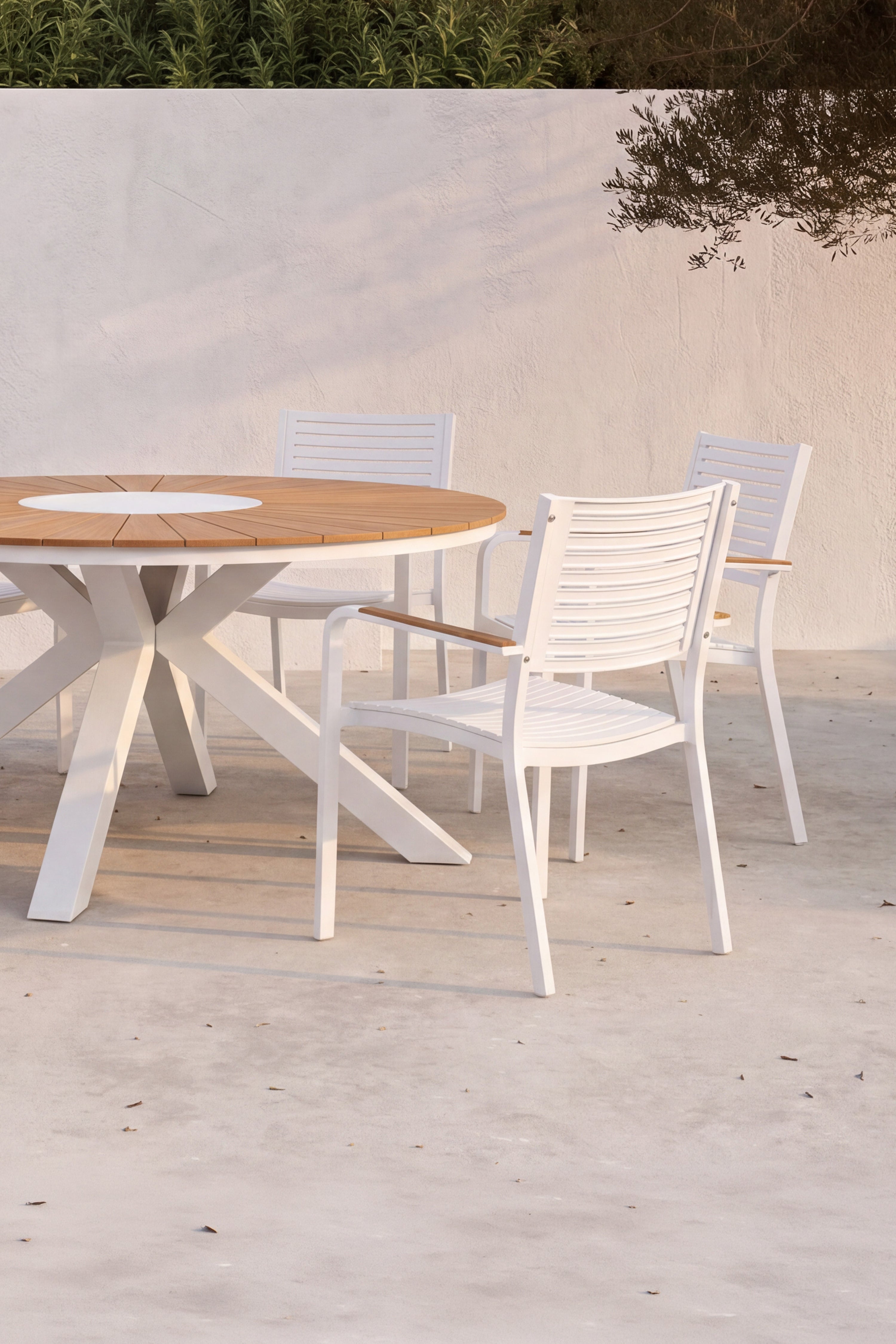 Set da esterno tavolo rotondo Aurora 140 cm e 6 sedie Aurora, bianco e teak - Immagine dettaglio 2