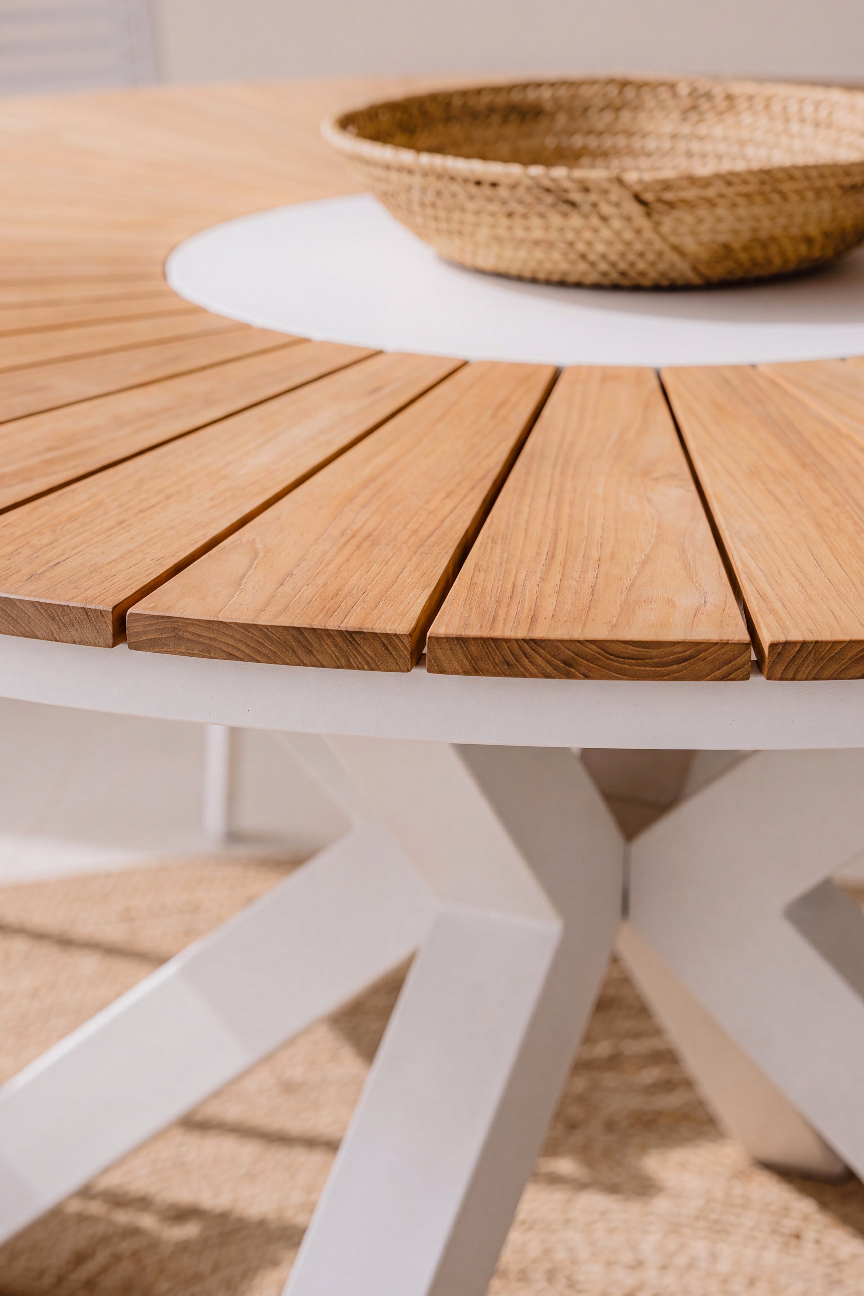 Set da esterno tavolo rotondo Aurora 140 cm e 6 sedie Aurora, bianco e teak - Immagine dettaglio 4