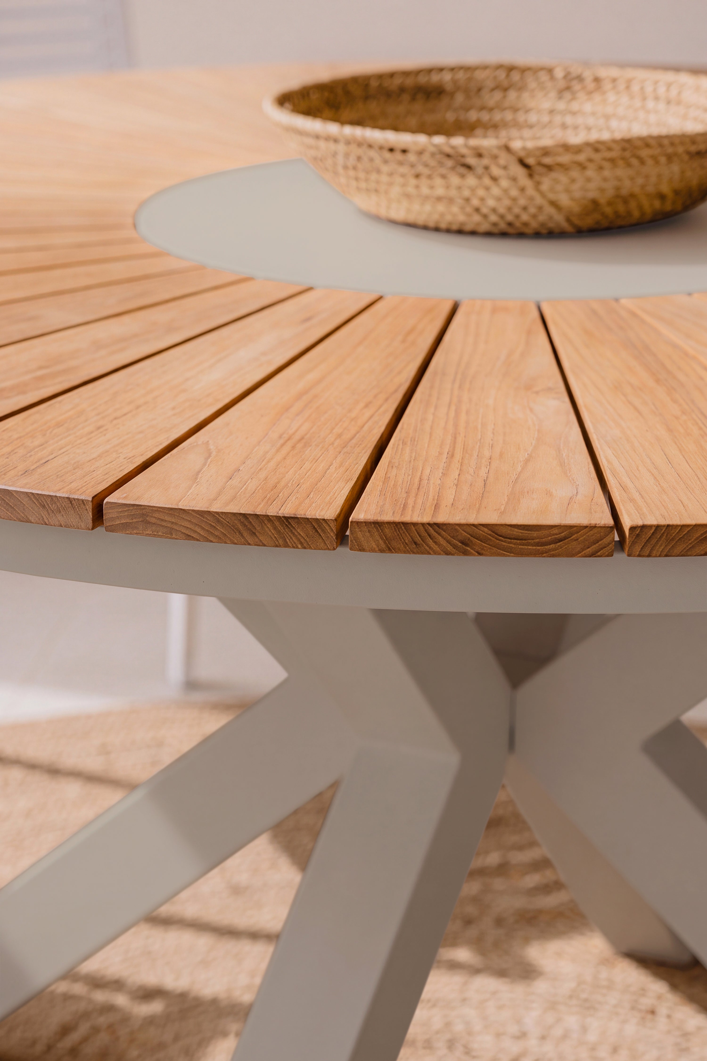 Set d'extérieur table ronde Aurora 140 cm et 6 chaises Aurora, beige et teck - Image de détail 1