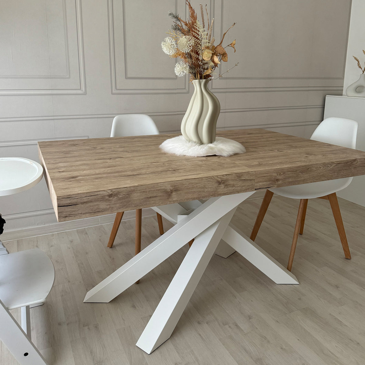 Emma 160(240)x90 cm uitschuifbare tafel, eiken met witte kruispoten