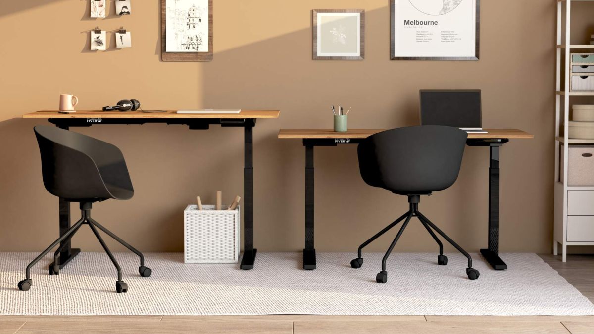 Verstellbarer Schreibtisch Clara 160x80 Eiche Rustikal mit schwarzen Beinen Umgebungsbild 2